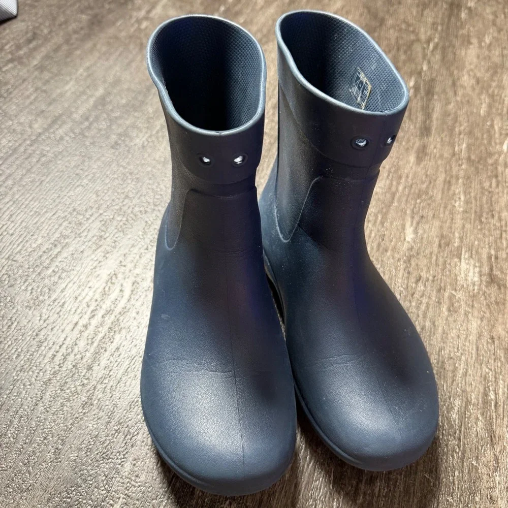 Crocs Freesail Rain Boots Women Size 4 Navy Blue Waterproof Ankle Boot